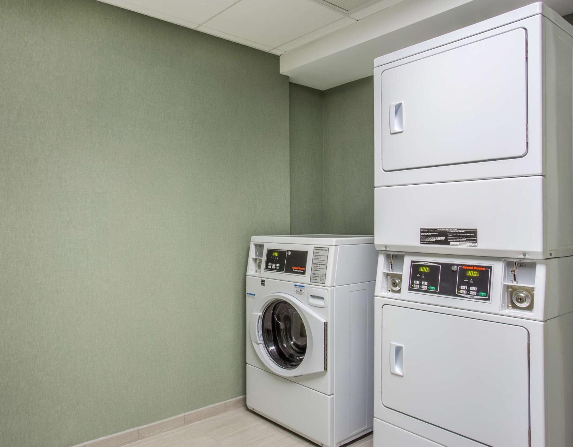Hampton Inn & Suites Yonkers - Westchester Экстерьер фото