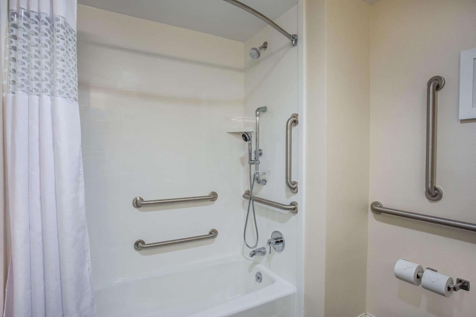 Hampton Inn & Suites Yonkers - Westchester Экстерьер фото