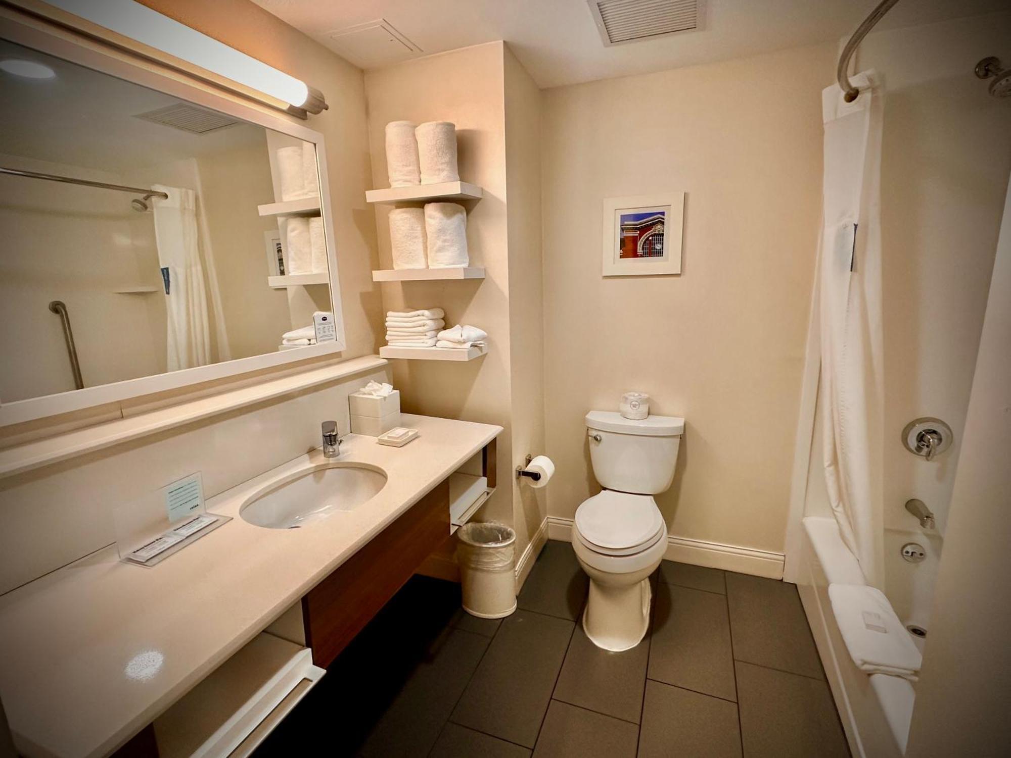 Hampton Inn & Suites Yonkers - Westchester Экстерьер фото