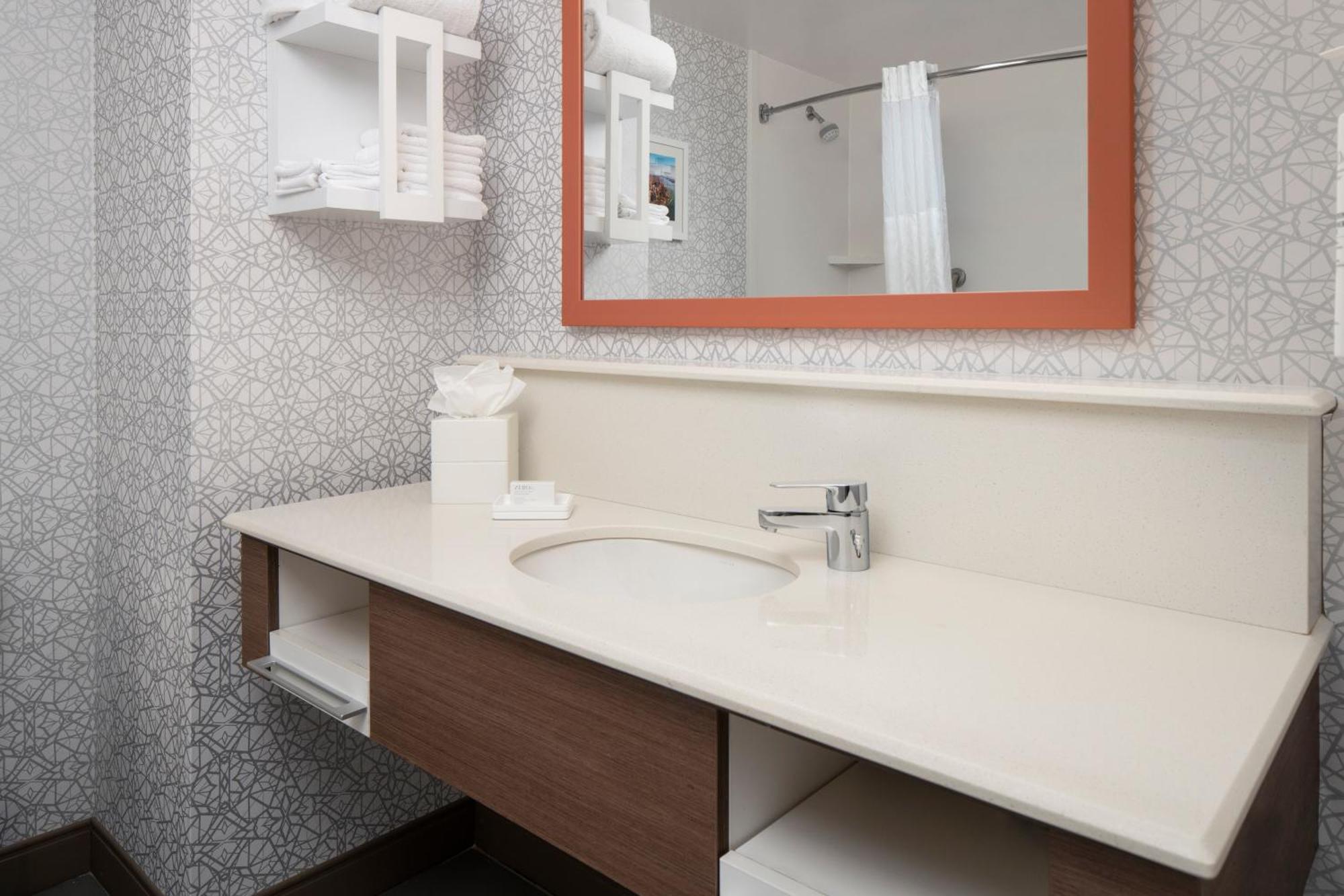 Hampton Inn & Suites Yonkers - Westchester Экстерьер фото