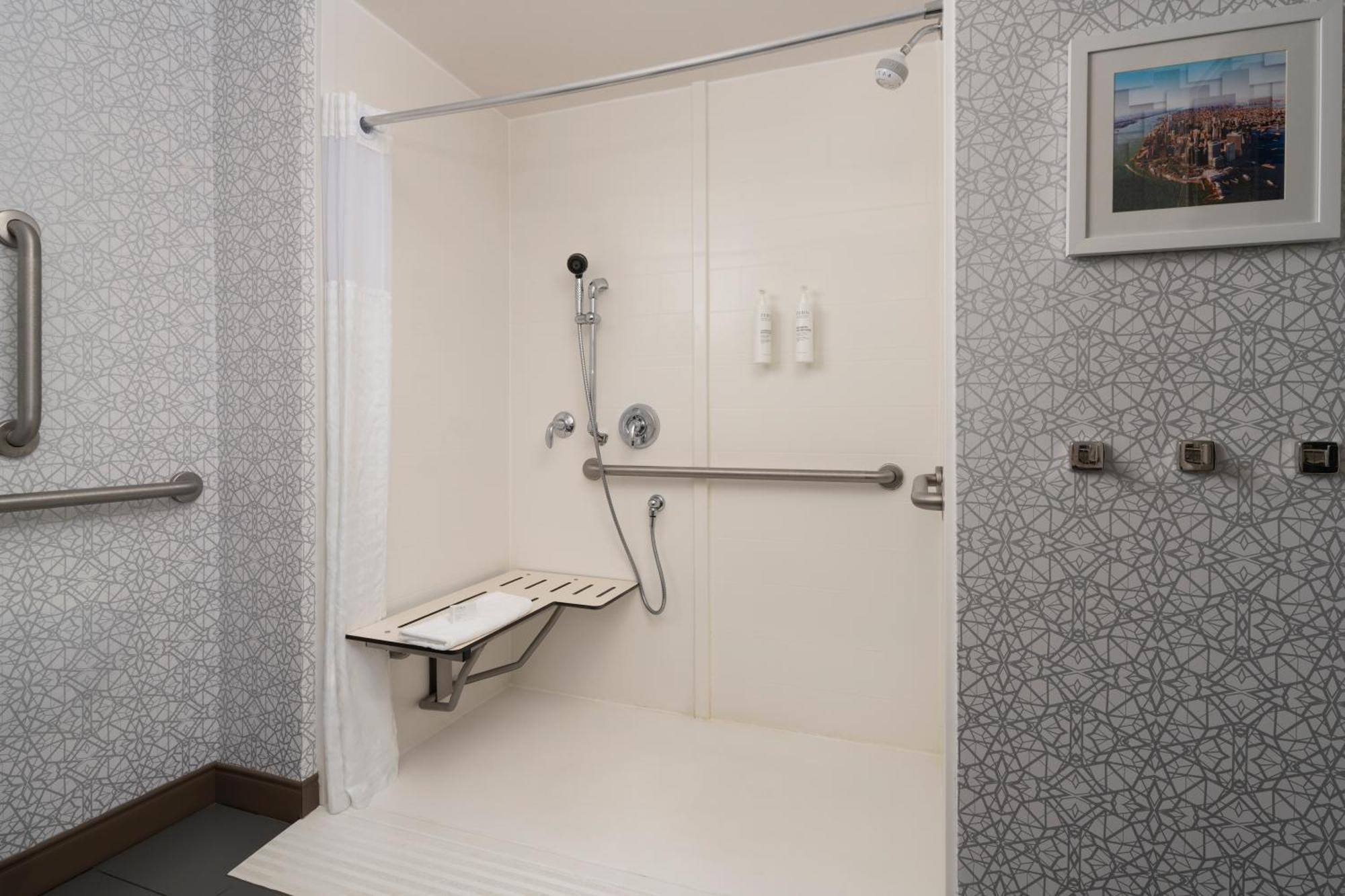 Hampton Inn & Suites Yonkers - Westchester Экстерьер фото